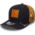 granatowo-brazowa-czapka-truckerka-9seventy-stretch-snap-z-wytloczonym-logo-new-york-yankees-mlb-od-new-era