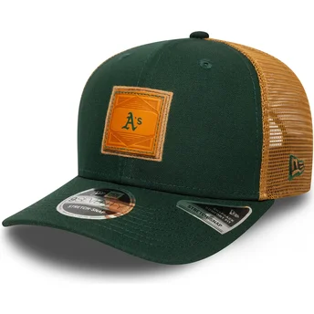 Zielono-brązowa czapka truckerka 9SEVENTY Stretch Snap z wytłoczonym logo Oakland Athletics MLB marki New Era