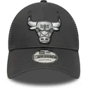 szara-regulowana-czapka-trucker-z-szarym-logo-9forty-chicago-bulls-nba-od-new-era