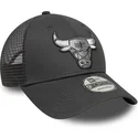 szara-regulowana-czapka-trucker-z-szarym-logo-9forty-chicago-bulls-nba-od-new-era