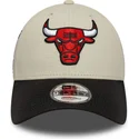 bezowo-czarna-regulowana-czapka-z-daszkiem-9forty-contrast-patch-chicago-bulls-nba-od-new-era