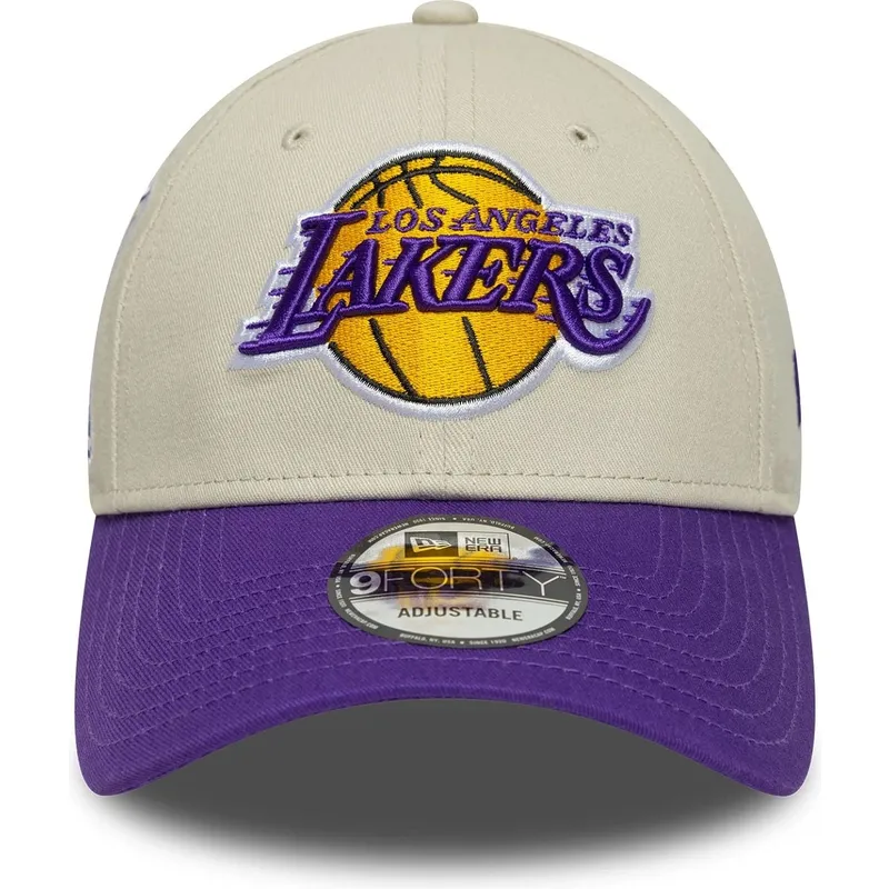 regulowana-czapka-z-zakrzywionym-daszkiem-w-kolorze-bezowym-i-fioletowym-9forty-contrast-patch-los-angeles-lakers-nba-marki-new-