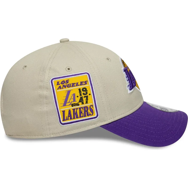 regulowana-czapka-z-zakrzywionym-daszkiem-w-kolorze-bezowym-i-fioletowym-9forty-contrast-patch-los-angeles-lakers-nba-marki-new-