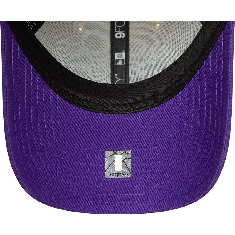 czapka-z-zakrzywionym-daszkiem-bezowo-fioletowa-regulowana-9forty-contrast-patch-los-angeles-lakers-nba-new-era