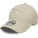 bezowa-czapka-z-zakrzywionym-daszkiem-regulowana-9twenty-mini-logo-washed-new-york-yankees-mlb-od-new-era