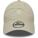 bezowa-czapka-z-zakrzywionym-daszkiem-regulowana-9twenty-mini-logo-washed-new-york-yankees-mlb-od-new-era