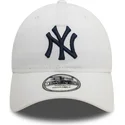 biala-zakrzywiona-czapka-z-regulacja-z-niebieskim-logo-9twenty-core-classic-new-york-yankees-mlb-od-new-era