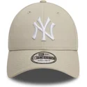 bezowa-regulowana-czapka-z-zakrzywionym-daszkiem-z-bialym-logo-9forty-league-essential-new-york-yankees-mlb-new-era