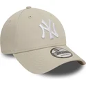 bezowa-regulowana-czapka-z-zakrzywionym-daszkiem-z-bialym-logo-9forty-league-essential-new-york-yankees-mlb-new-era