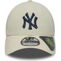 bezowa-zakrzywiona-czapka-z-regulacja-z-granatowym-logo-9forty-recycled-new-york-yankees-mlb-new-era