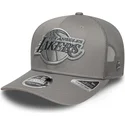 szara-czapka-trucker-z-szarym-logo-los-angeles-lakers-9seventy-stretch-snap-tonal-nba-od-new-era
