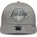 szara-czapka-trucker-z-szarym-logo-los-angeles-lakers-9seventy-stretch-snap-tonal-nba-od-new-era