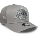 szara-czapka-trucker-z-szarym-logo-los-angeles-lakers-9seventy-stretch-snap-tonal-nba-od-new-era