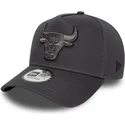 szara-czapka-z-zakrzywionym-daszkiem-snapback-z-szarym-logo-e-frame-tonal-outline-chicago-bulls-nba-od-new-era
