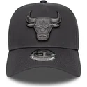 szara-czapka-z-zakrzywionym-daszkiem-snapback-z-szarym-logo-e-frame-tonal-outline-chicago-bulls-nba-od-new-era
