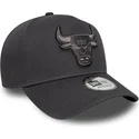 szara-czapka-z-zakrzywionym-daszkiem-snapback-z-szarym-logo-e-frame-tonal-outline-chicago-bulls-nba-od-new-era