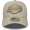 bezowa-czapka-z-zakrzywionym-daszkiem-typu-snapback-z-bezowym-logo-e-frame-tonal-outline-los-angeles-lakers-nba-od-new-era