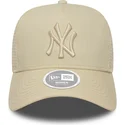 bezowa-czapka-trucker-damska-a-frame-league-essential-new-york-yankees-mlb-od-new-era