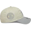 gorra-curva-beige-y-gris-ajustable-para-mujer-9twenty-world-series-cooperstown-de-new-york-yankees-mlb-de-new-era