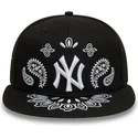 kepure-plokscia-juoda-priglundanti-59fifty-paisley-new-york-yankees-mlb-new-era