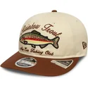 brazowa-zakrzywiona-czapka-z-daszkiem-9fifty-retro-crown-outdoor-fishing-club-od-new-era-regulowana