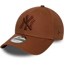 regulowana-brazowa-czapka-z-zakrzywionym-daszkiem-z-brazowym-logo-9forty-league-essential-new-york-yankees-mlb-od-new-era
