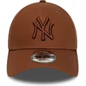 regulowana-brazowa-czapka-z-zakrzywionym-daszkiem-z-brazowym-logo-9forty-league-essential-new-york-yankees-mlb-od-new-era
