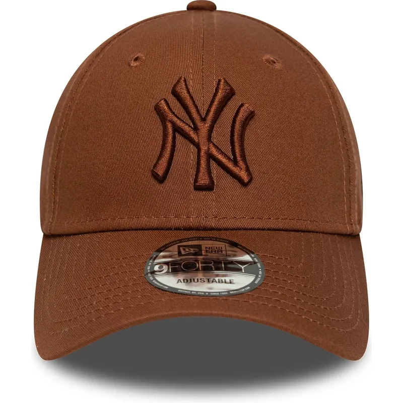brazowa-regulowana-czapka-z-zakrzywionym-daszkiem-z-brazowym-logo-9forty-league-essential-new-york-yankees-mlb-new-era