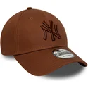 regulowana-brazowa-czapka-z-zakrzywionym-daszkiem-z-brazowym-logo-9forty-league-essential-new-york-yankees-mlb-od-new-era