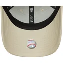 bezowa-zakrzywiona-czapka-regulowana-z-zielonym-logo-9forty-league-essential-oakland-athletics-mlb-od-new-era