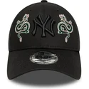 czarna-regulowana-czapka-z-zakrzywionym-daszkiem-z-czarnym-logo-9forty-icon-dragon-new-york-yankees-mlb-new-era