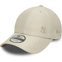 bezowa-regulowana-czapka-z-zakrzywionym-daszkiem-z-bezowym-logo-9forty-tonal-flawless-new-york-yankees-mlb-new-era