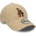 bezowa-regulowana-czapka-z-zakrzywionym-daszkiem-z-brazowym-logo-9forty-borg-los-angeles-dodgers-mlb-new-era