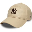 bezowa-regulowana-czapka-z-zakrzywionym-daszkiem-z-brazowym-logo-9twenty-leather-new-york-yankees-mlb-od-new-era