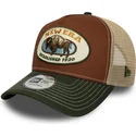 brazowo-zielona-czapka-trucker-a-frame-z-naszywka-zwierzeca-z-bawolem-marki-new-era