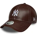 regulowana-brazowa-czapka-z-zakrzywionym-daszkiem-dla-kobiet-9forty-topstitch-pu-new-york-yankees-mlb-od-new-era