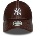 regulowana-brazowa-czapka-z-zakrzywionym-daszkiem-dla-kobiet-9forty-topstitch-pu-new-york-yankees-mlb-od-new-era