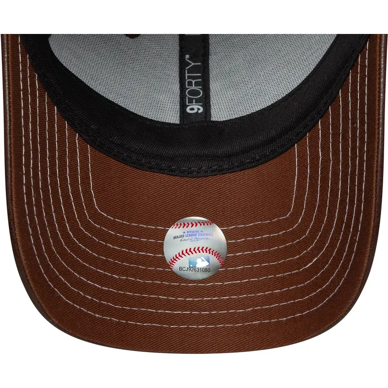 brazowa-regulowana-czapka-z-daszkiem-dla-kobiet-9forty-topstitch-pu-new-york-yankees-mlb-new-era