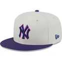gorra-plana-beige-y-violeta-ajustada-59fifty-clr-dvlp-de-new-york-yankees-mlb-de-new-era