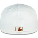 biala-i-brazowa-plaska-czapka-59fifty-chrome-toast-side-patch-new-york-yankees-mlb-od-new-era