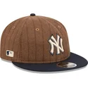 regulowana-czapka-z-prostym-daszkiem-w-kolorze-brazowym-i-granatowym-9fifty-retro-crown-wool-pinstripe-new-york-yankees-mlb-od-n