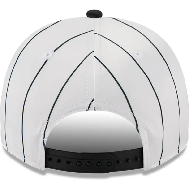 biala-i-czarna-zakrzywiona-czapka-snapback-9fifty-a-frame-satin-pinstripe-chicago-white-sox-mlb-new-era
