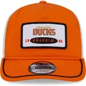 pomaranczowo-biala-czapka-z-zakrzywionym-daszkiem-snapback-19twenty-z-haftowana-naszywka-anaheim-ducks-nhl-od-new-era