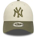 bezowo-zielona-czapka-z-daszkiem-regulowana-9forty-side-patch-new-york-yankees-mlb-od-new-era