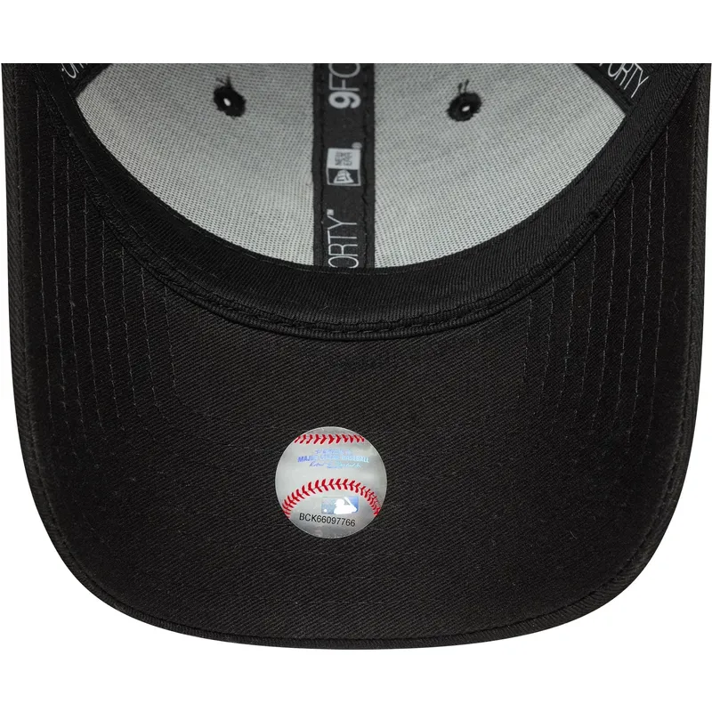 kepure-islenkta-juoda-reguliuojamas-9forty-outline-new-york-yankees-mlb-new-era