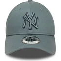 gorra-curva-gris-ajustable-con-logo-gris-9forty-league-essential-de-new-york-yankees-mlb-de-new-era