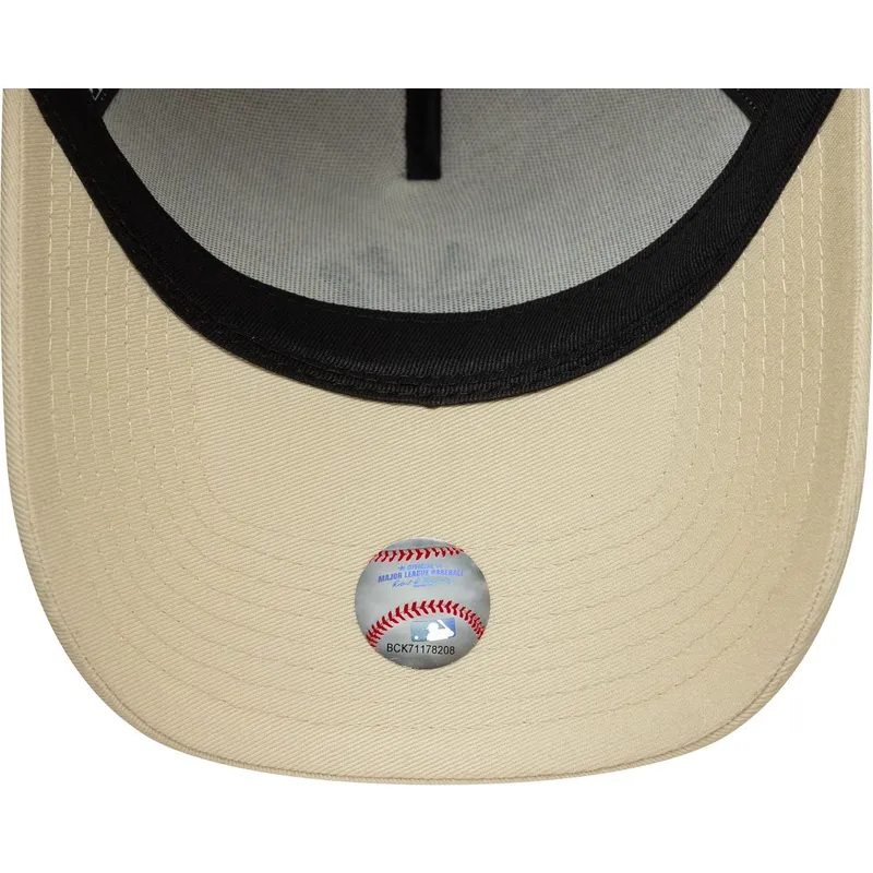 gorra-curva-beige-snapback-9forty-e-frame-side-patch-de-new-york-yankees-mlb-de-new-era