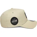 bezowa-czapka-z-zakrzywionym-daszkiem-snapback-9forty-e-frame-side-patch-new-york-yankees-mlb-od-new-era