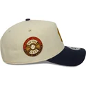 gorra-curva-beige-y-azul-marino-snapback-9forty-e-frame-world-series-patch-de-new-york-yankees-mlb-de-new-era