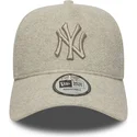 bezowa-czapka-z-daszkiem-snapback-z-logo-9forty-e-frame-melton-new-york-yankees-mlb-od-new-era